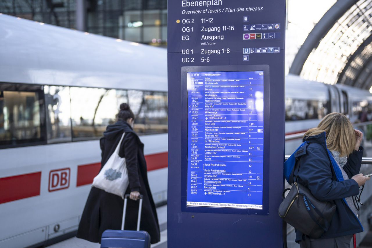 Abfahrtsanzeigetafel auf dem Bahnsteig im Hauptbahnhof Berlin (2021)