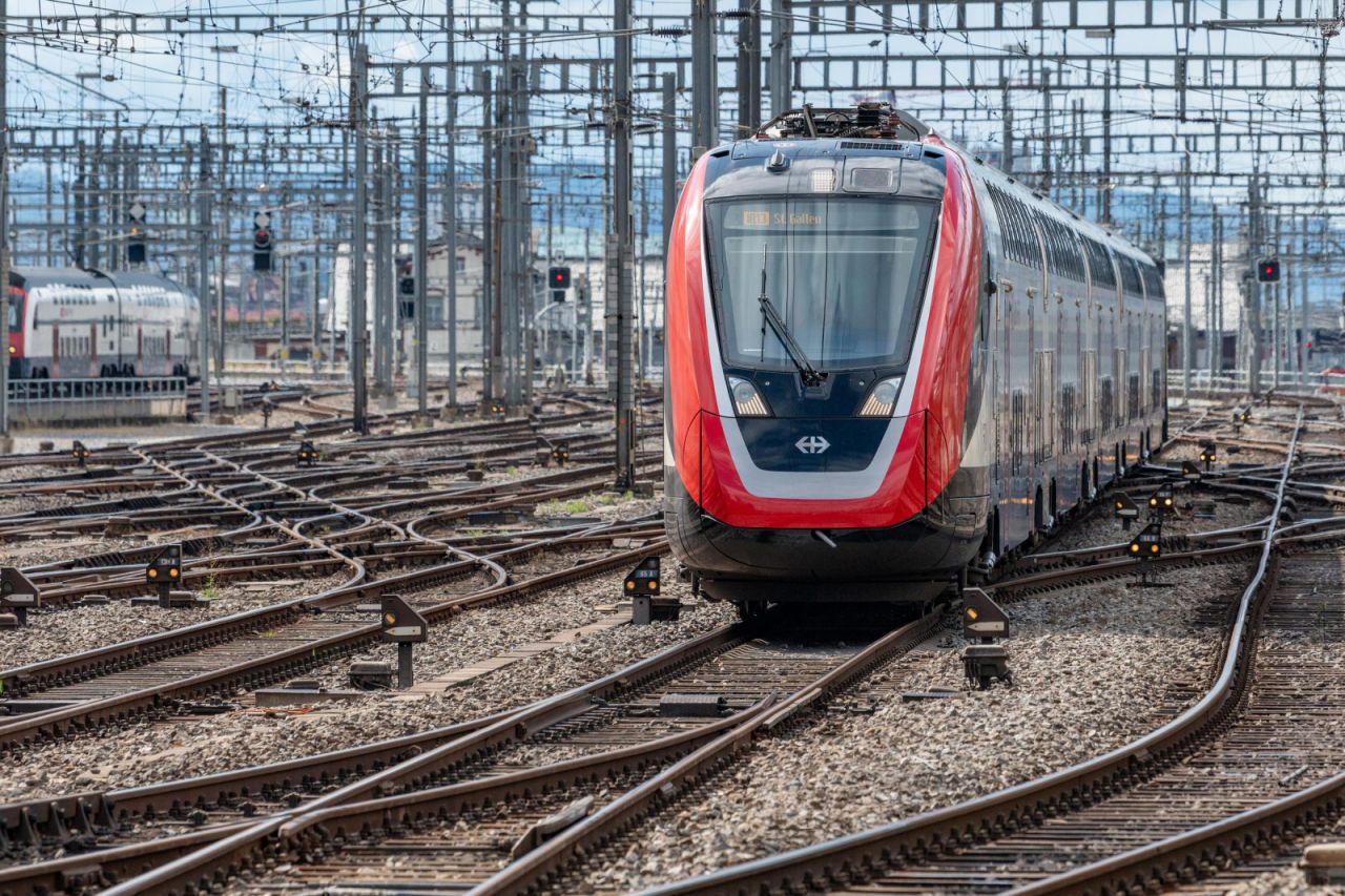 Zug FV-Dosto Vorbahnhof Zürich im Jahr 2023