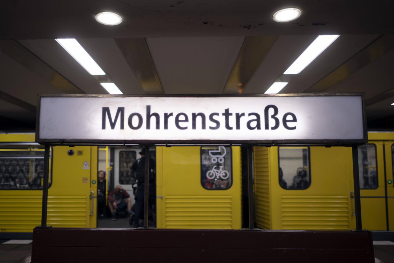 Schild am U-Bahnhof Mohrenstrasse