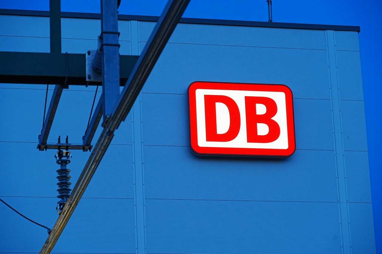 DB-Logo am ICE-Instandhaltungswerk Cottbus