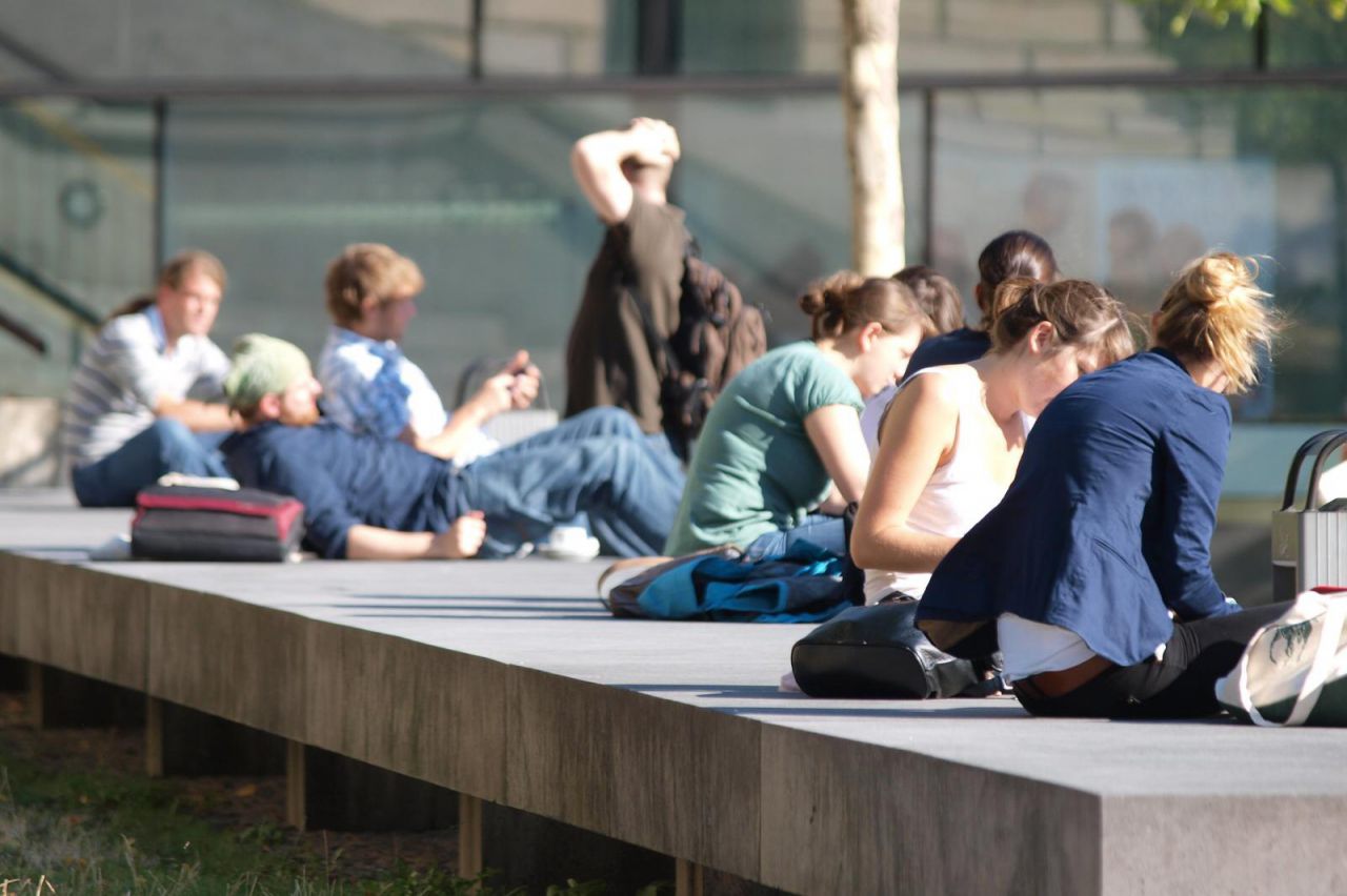 Junge Leute vor einer Universität