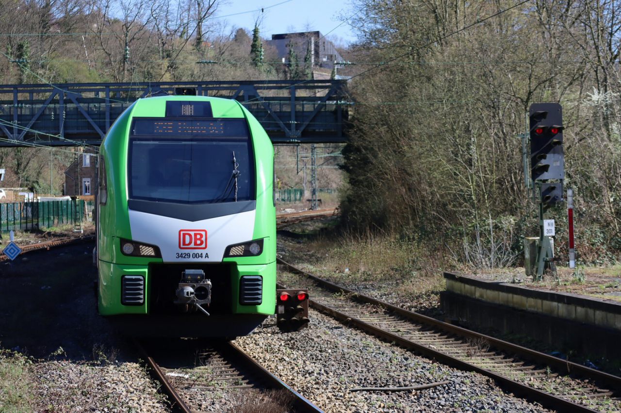 DB Regio mit der S 3 (Oberhausen - Hattingen) in Bochum-Dahlhausen