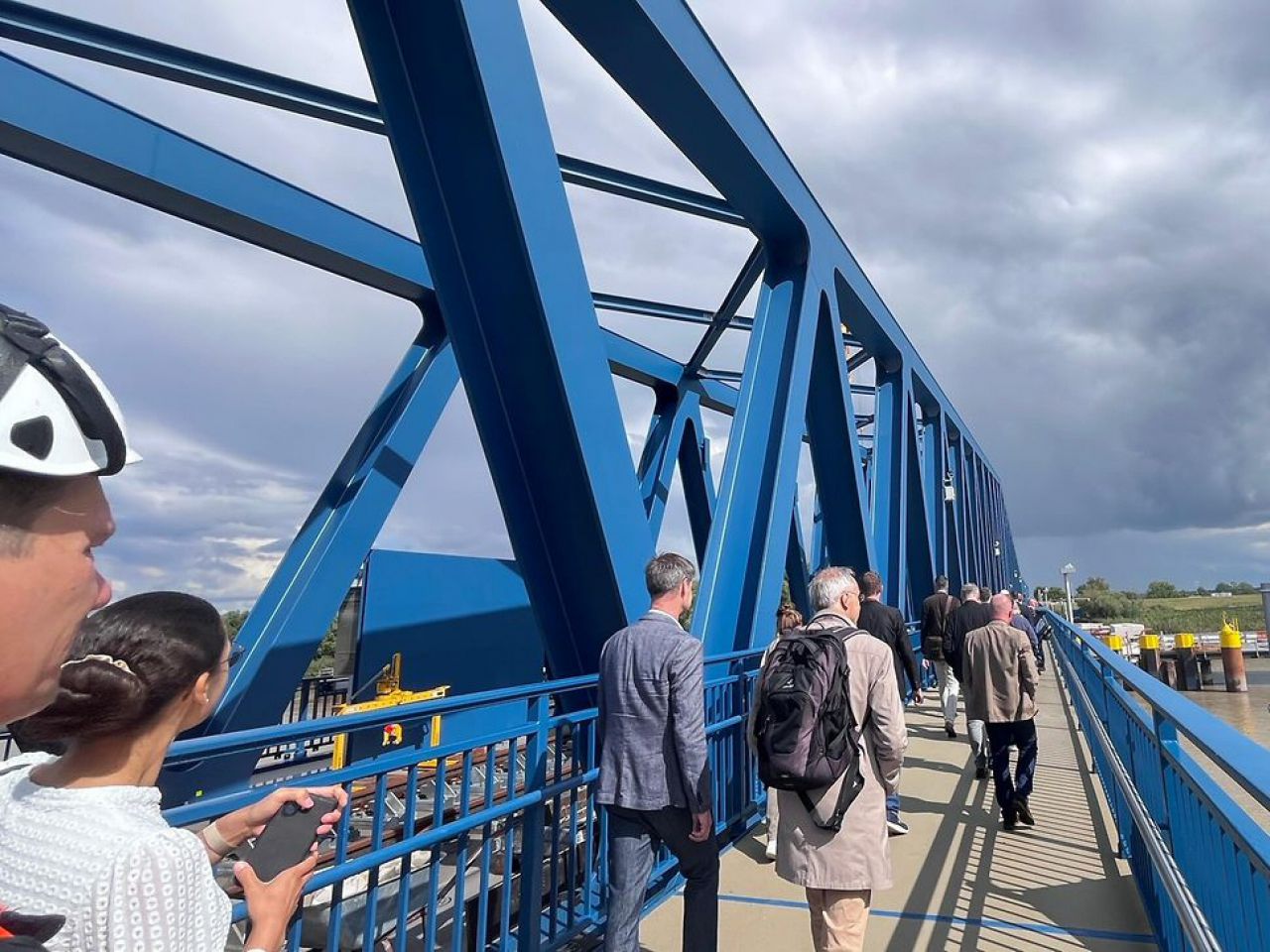 Erste Passanten überqueren die Ems über den neuen Gehweg der Friesenbrücke