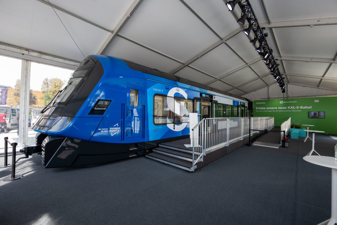 Präsentation eines begehbaren 1:1‑Modells der künftigen XXL‑S‑Bahn auf dem Münchner Königsplatz während der IAA Mobility 2025