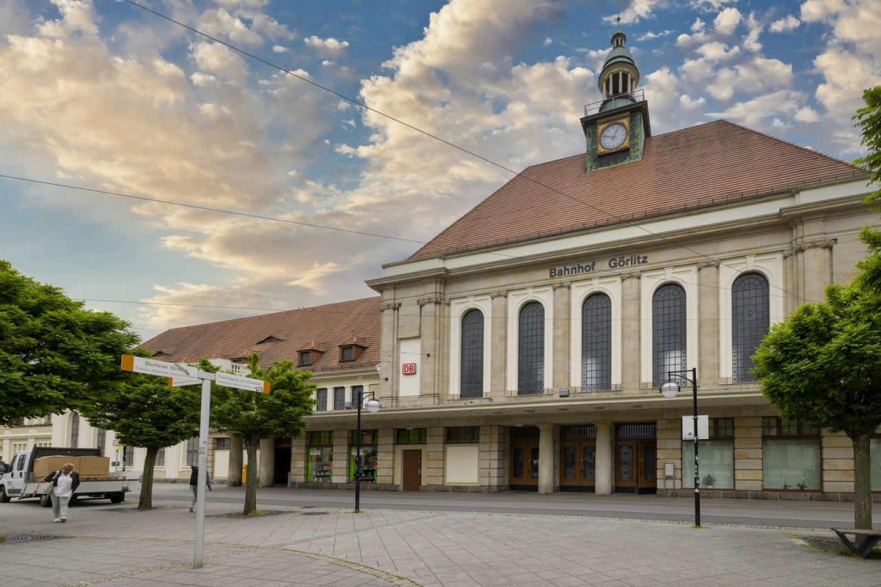 Das Empfangsgebäude des Bahnhofs Görlitz am 07. Juni 2022