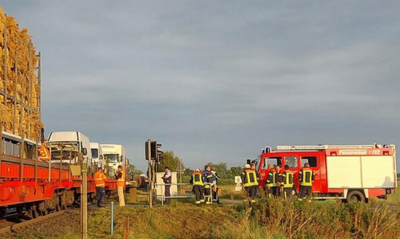 Qualmender Kastenwagen auf Autozug sorgt für Feuerwehreinsatz