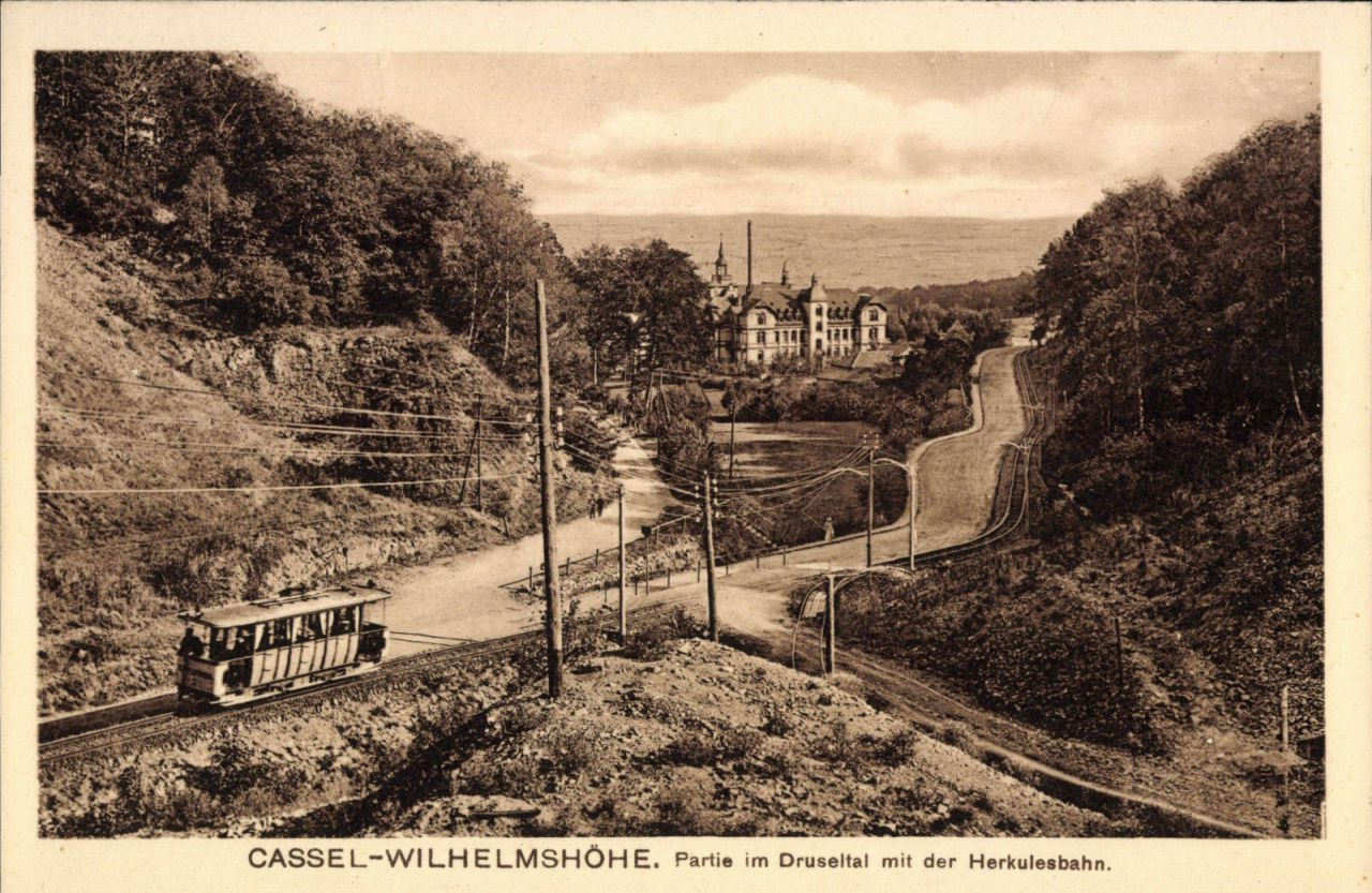 Kassel Wilhelmshöhe, Partie im Druseltal mit der Herkulesbahn, ca. 1935