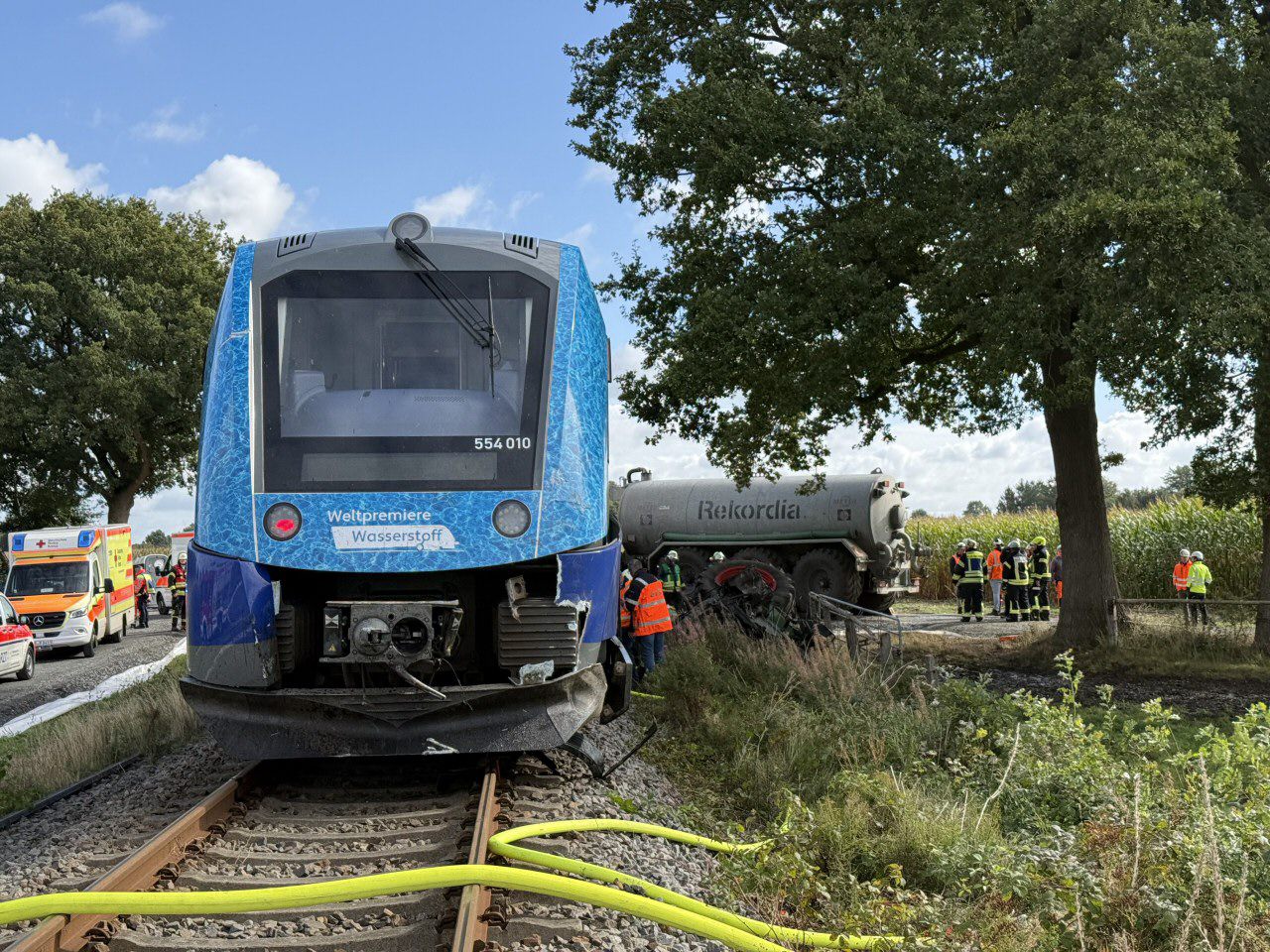 Zug erfasst Traktor an Bahnübergang