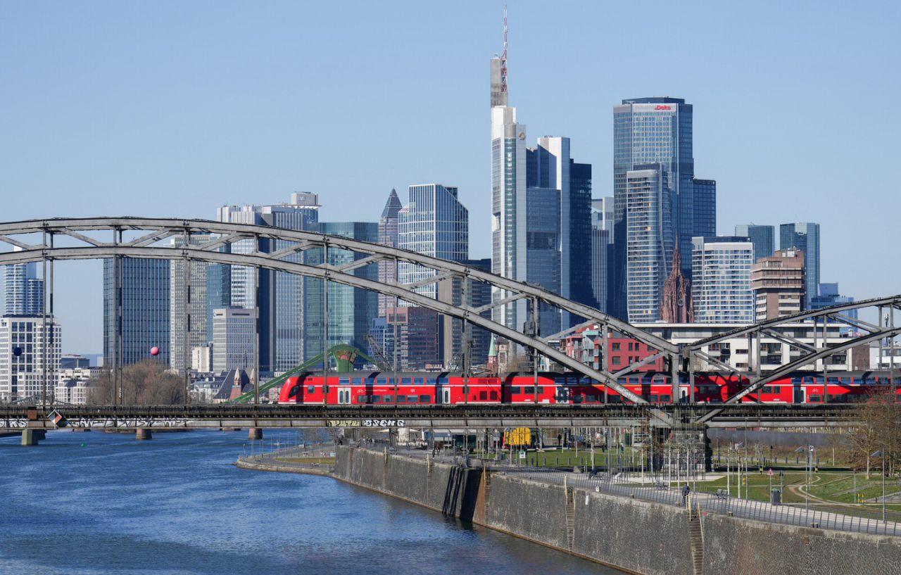 Deutschherrnbrücke - eine 274m lange Stahlfachwerk-Bogenbrücke für die oberirdische Mainquerung im Stadtgebiet von Frankfurt am Main