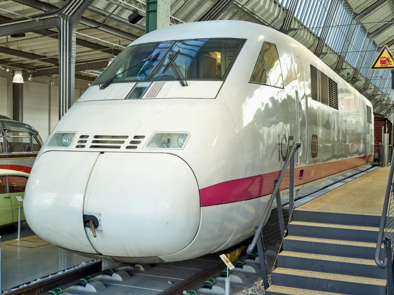Der ICE-Triebkopf 410 002 in Halle II des Verkehrszentrums: Mit dieser Lok wurde 1988 ein Geschwindigkeitsweltrekord aufgestellt - 406 km/h auf Schienen