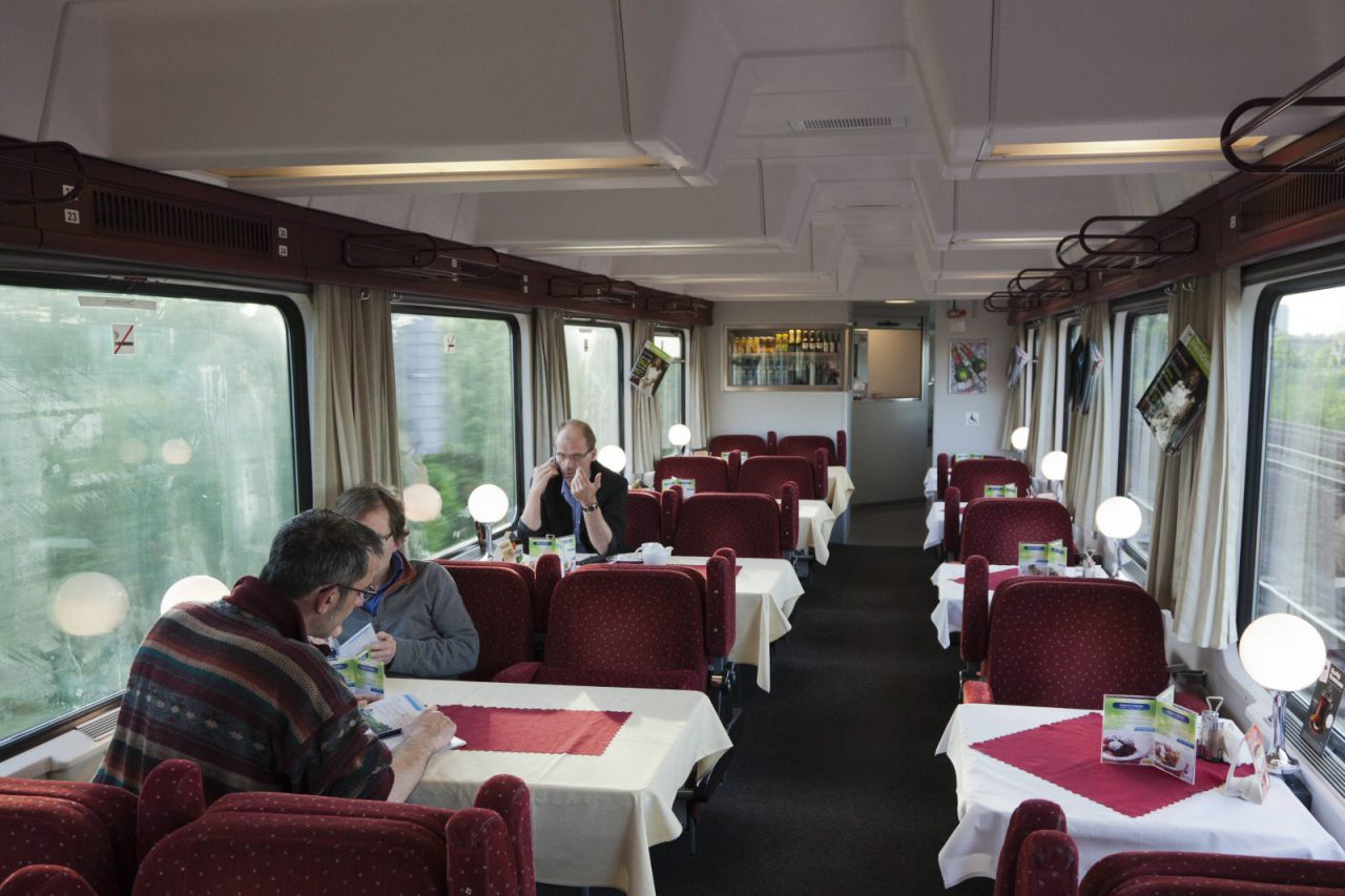 Traditioneller Speisewagen im Eurocity der tschechischen Eisenbahn zwischen Berlin und Prag