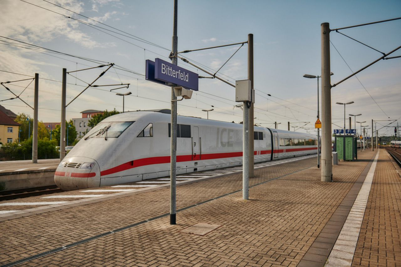 ICE 1 im Bahnhof Bitterfeld